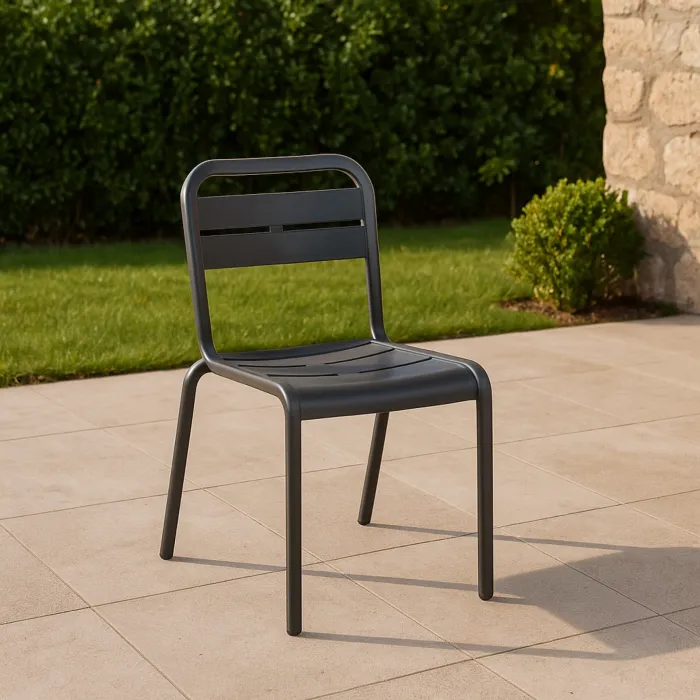 Set 4 Sedie Yard in Resina Antracite Impilabili, Resistenti ai Raggi UV e alle Intemperie per Interni ed Esterni