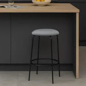 Set 4 Sgabelli Score in Velluto Grigio con Seduta Imbottita, Struttura in Metallo Nero e Poggiapiedi, H63 cm