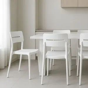 Set di 4 Sedie Dalia in Polipropilene Bianco, Impilabili per Interni ed Esterni