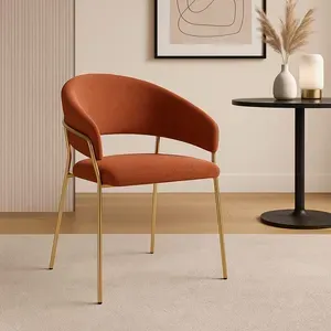 Set 4 Poltrone GALA in Tessuto Ruggine con Gambe Oro, Seduta Imbottita e Schienale Curvo