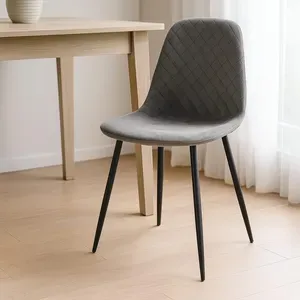 Set 4 Sedie MARTA in Velluto Grigio con Gambe in Metallo Nero e Impunture a Rombi