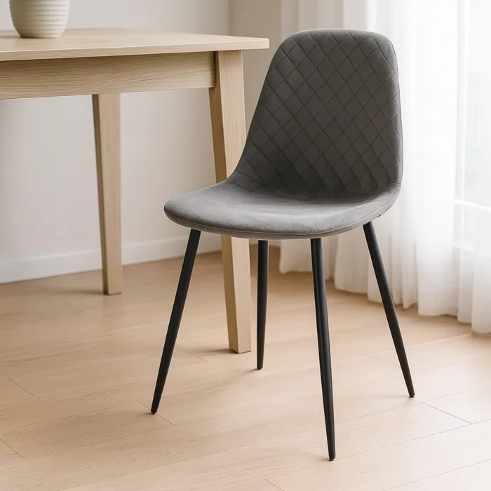 Set 4 Sedie MARTA in Velluto Grigio con Gambe in Metallo Nero e Impunture a Rombi