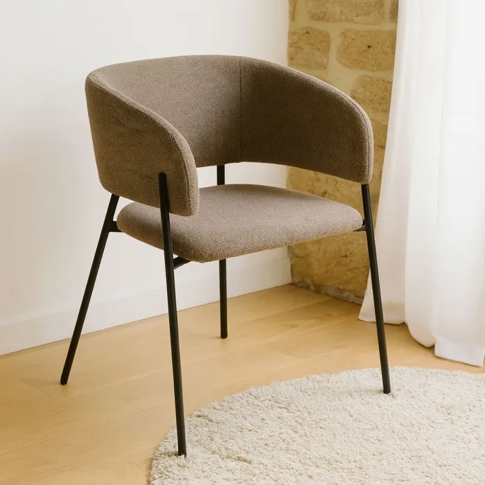 Set 4 Poltroncine Musa in Tessuto Tortora con Braccioli e Gambe in Metallo Nero, Design Moderno