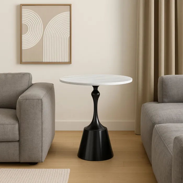 Tavolino Deco Rotondo con Piano in Ceramica Bianca Effetto Marmo e Base in Metallo Nero