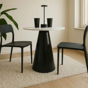 Tavolo Quorum Rotondo con Piano in Pietra Effetto Marmo e Base in Metallo Nero Lucido, Ø60 × H75 cm