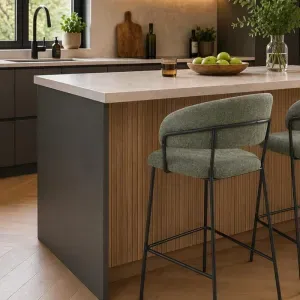 Set 4 Sgabelli APICE in Tessuto Verde con Schienale Ergonomico e Gambe Nere, Altezza Seduta 65 cm